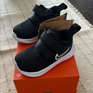 NWT! Nike Kids Black and White Sneakers Toddler Size 4 C